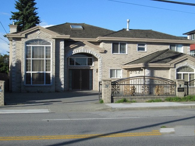 优貭民宿●超大独立屋●温哥华列治文中心区●临近商场公车站饮食购物交通皆便利